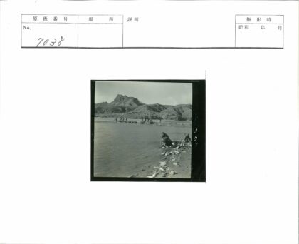 山水桥边人群蹲岩石岸.jpg