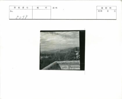 山水环绕古建筑风景照.jpg