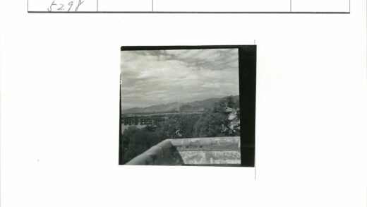山水环绕古建筑风景照.jpg