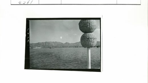 山水间巨球杆与帆船远景.jpg