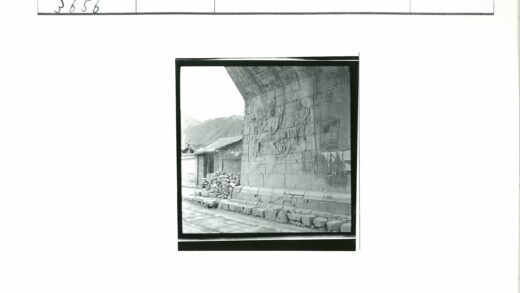 山脉背景下的石墙浮雕与建筑.jpg