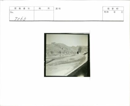 山谷土路徒步远山风景.jpg