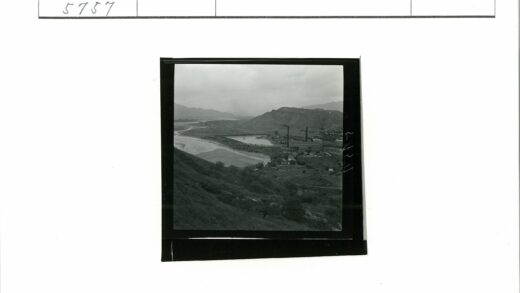 山谷工厂烟囱黑白风景照.jpg