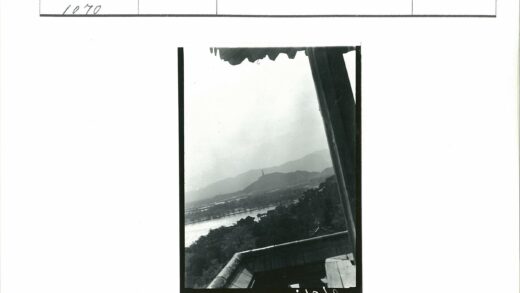 山间古塔与河桥风光.jpg