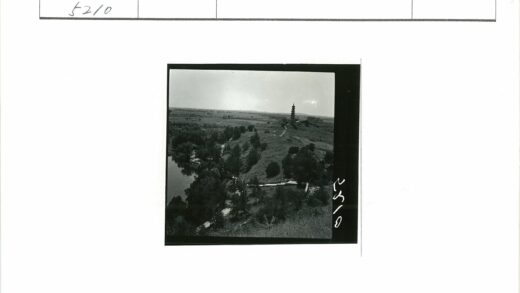 山间宝塔与河流风景.jpg