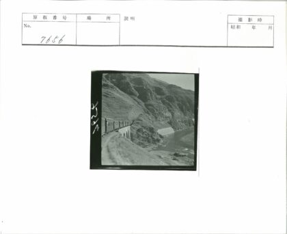 山间火车过河桥.jpg