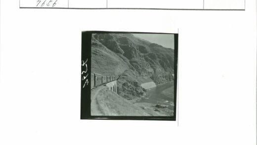 山间火车过河桥.jpg