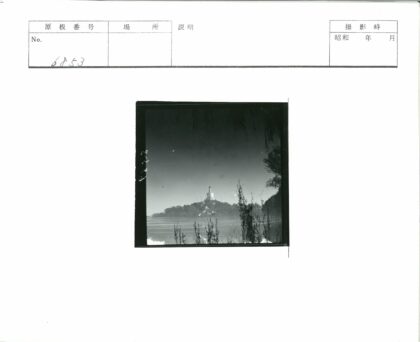 山间白塔与绿树景色.jpg