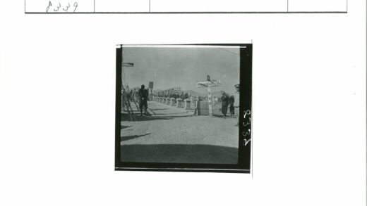 山间石桥路标与指挥员.jpg
