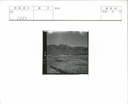 山间草地建筑与行人景观.jpg