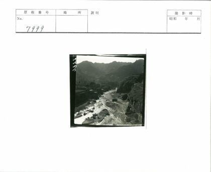山间蜿蜒河流自然景观.jpg