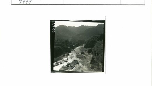 山间蜿蜒河流自然景观.jpg