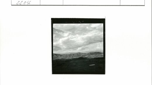 山顶古建与云雾山峦田园风光.jpg