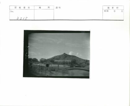 山顶古建与拱门树林.jpg