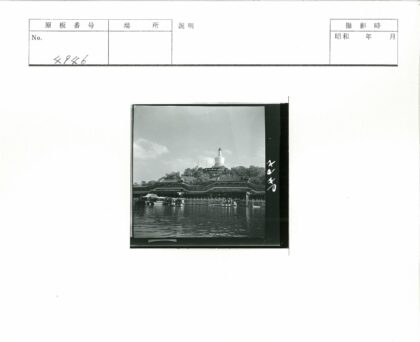 山顶宝塔与传统建筑水影.jpg