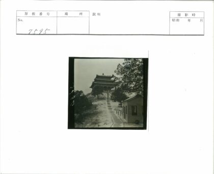 山顶宝塔与山脚林间小屋.jpg