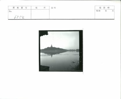 山顶宝塔映湖光.jpg