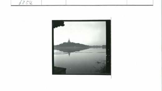 山顶宝塔映湖光.jpg