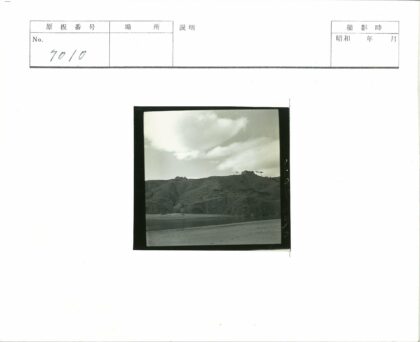 山顶房屋与河流风景.jpg