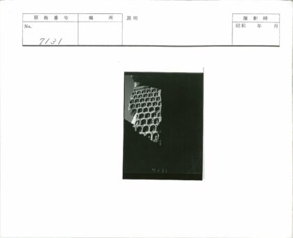 岩壁雕刻多排小佛像龛.jpg