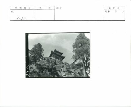 岩石山坡上的传统建筑.jpg