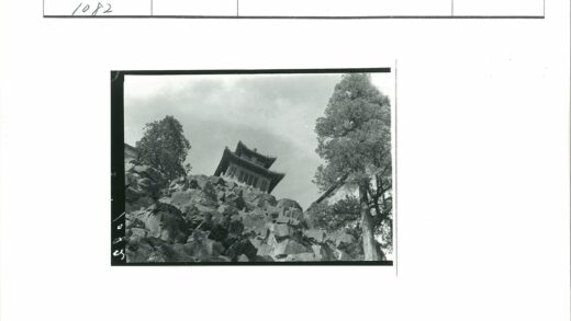 岩石山坡上的传统建筑.jpg