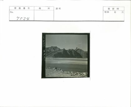 岩石山塔影河岸风光.jpg