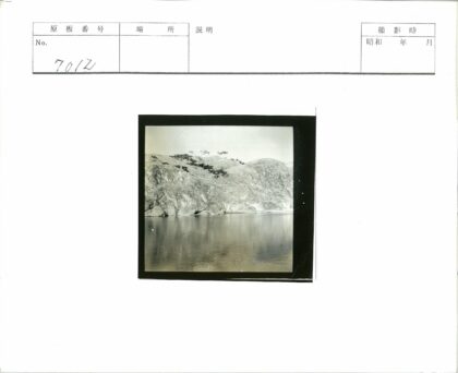 岩石山环抱的宁静湖畔.jpg