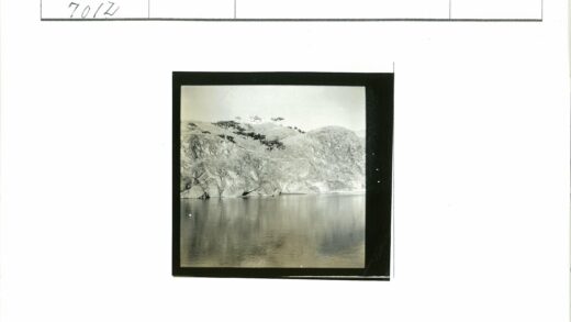 岩石山环抱的宁静湖畔.jpg