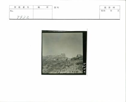 岩石山贫瘠地形人群照.jpg