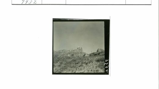 岩石山贫瘠地形人群照.jpg