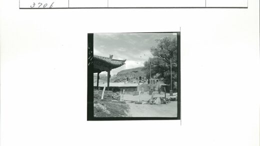 岩石悬崖石屋建筑景观.jpg