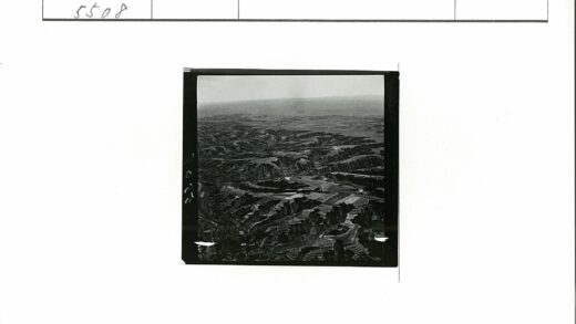 崎岖地貌深沟地形鸟瞰图.jpg