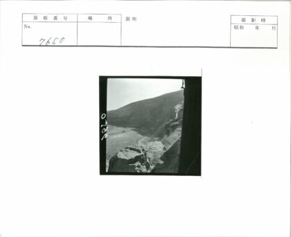 崎岖山地巨石烟雾谷景观.jpg