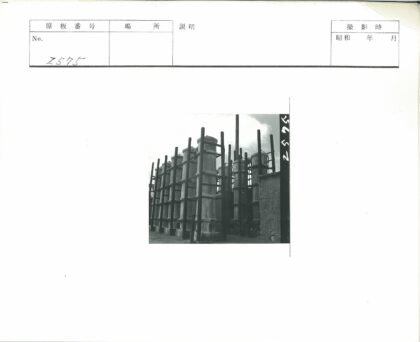 工业储罐与光束景观.jpg