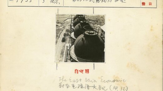 工业储罐鸟瞰与铁路景观.jpg