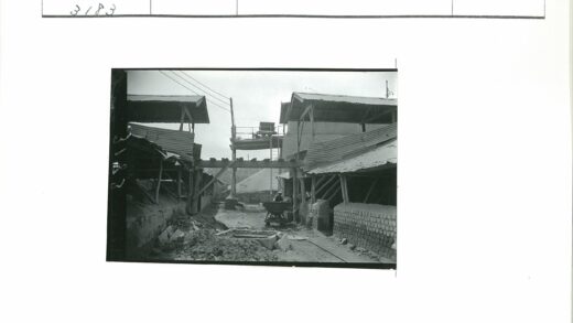 工业区工人与铁轨空车工作场景.jpg