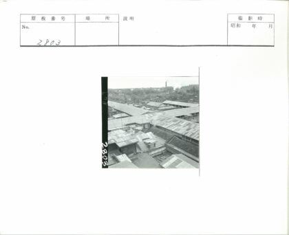 工业区铁皮屋顶与烟囱景观.jpg