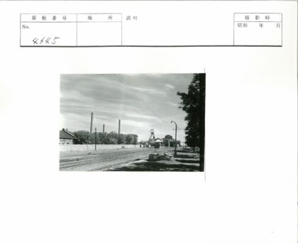 工业区铁路与采矿设施景观.jpg