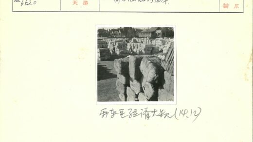 工业场地材料堆放与建筑背景.jpg