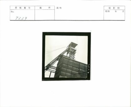 工业塔与建筑电线景观.jpg