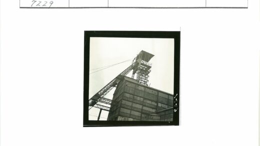 工业塔与建筑电线景观.jpg