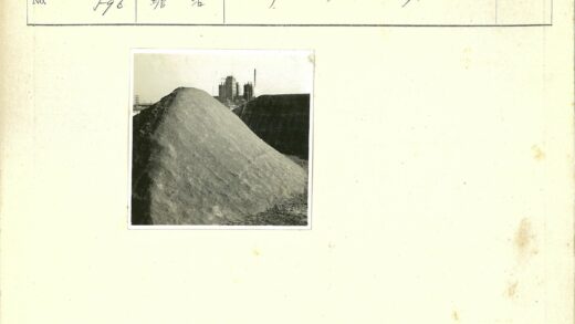 工业建筑与沙土.jpg