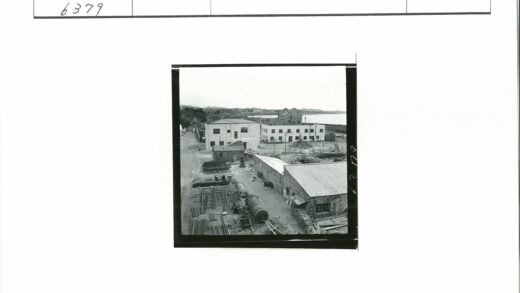 工业建筑与自然景观.jpg