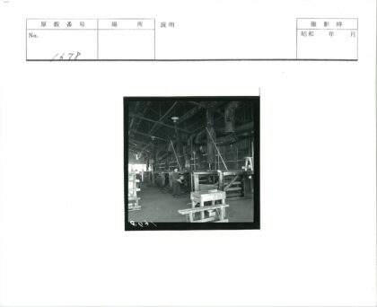 工业建筑内工人与管道作业场景.jpg