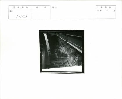 工业建筑内部传送带与钢梁结构.jpg