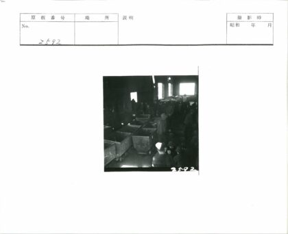 工业建筑工人与手推车工作场景.jpg