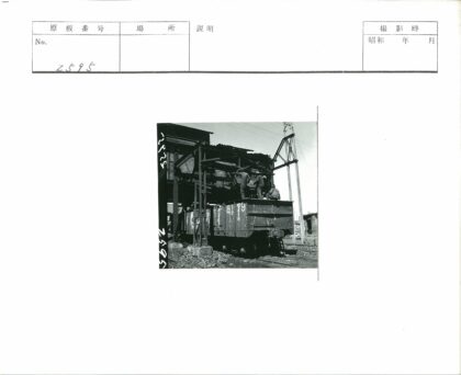 工业建筑旁火车车厢工人工作场景.jpg