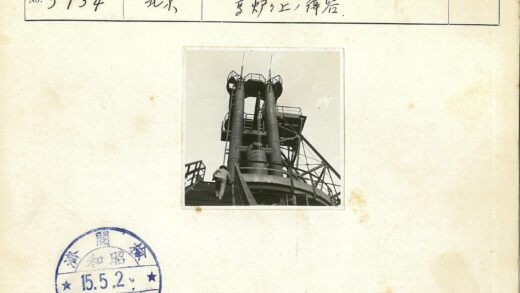 工业建筑楼梯与塔楼景观.jpg