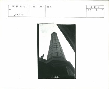 工业建筑环绕的金属带高砖烟囱.jpg